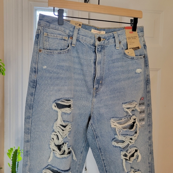 NWT‎ Levi's Casual High-Waisted Mom Distressed Jean Lightwash, Size 31×29 - Picture 2 of 11